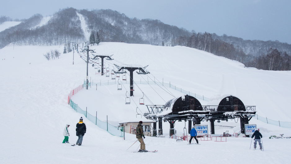 ほおのき平スキー場。当館から車で20分。標高1250〜1550ｍのゲレンデで極上のパウダースノーを