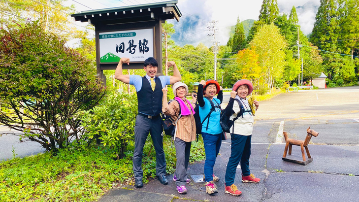 登山客も多い田島館。出発前に記念撮影♪