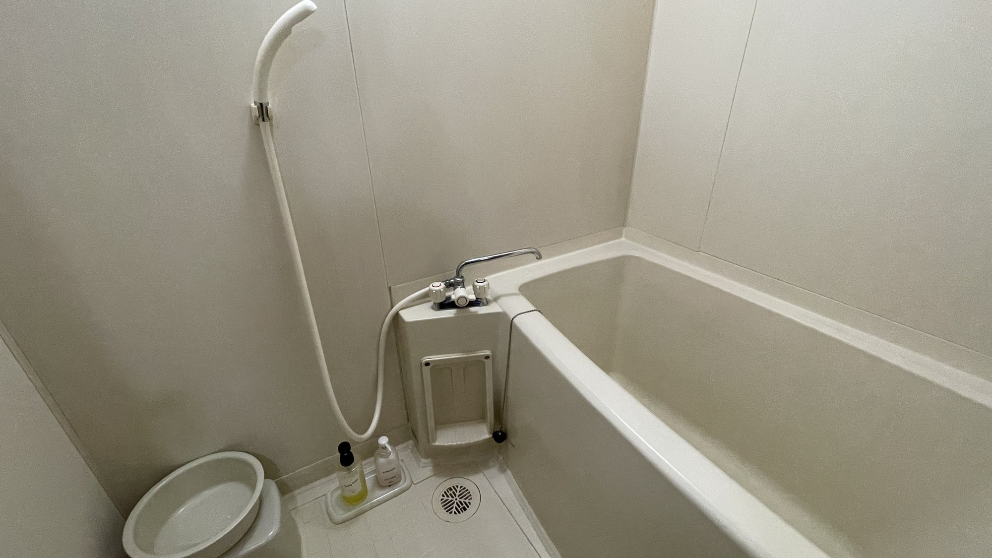 【あさひ亭１階】お二人利用に適した８畳和室客室のお風呂