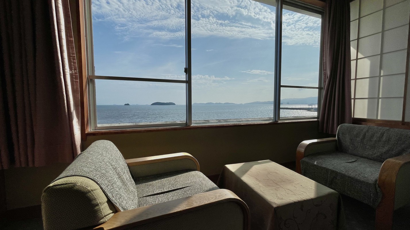 【あさひ亭１４畳大部屋】波音聞こえる海絶景の和室ソファからの海の眺め