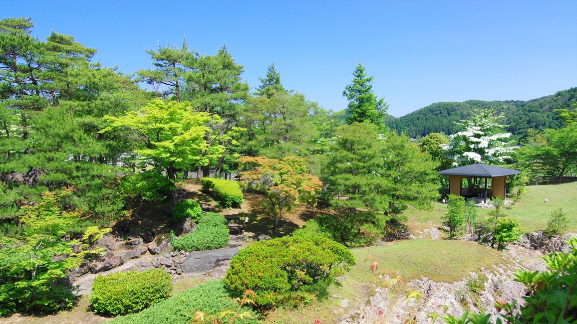 【施設】季節の草花が咲く曲水庭苑