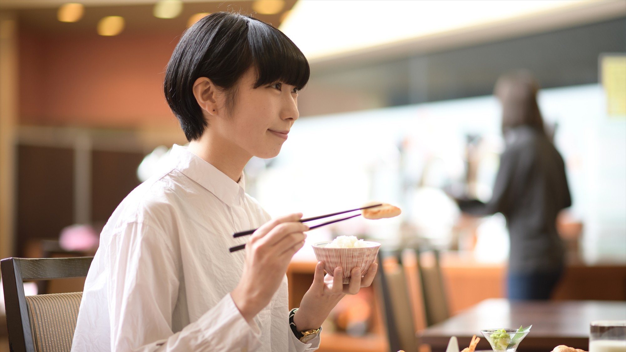 【ご朝食】光が降り注ぐ明るいダイニングで朝食をどうぞ