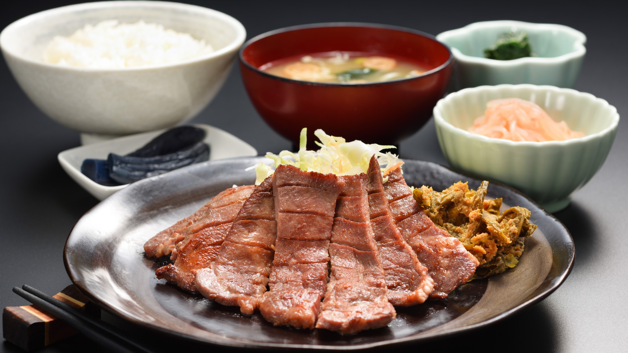 当館一階にはレストラン「しんしん亭」が併設しております。