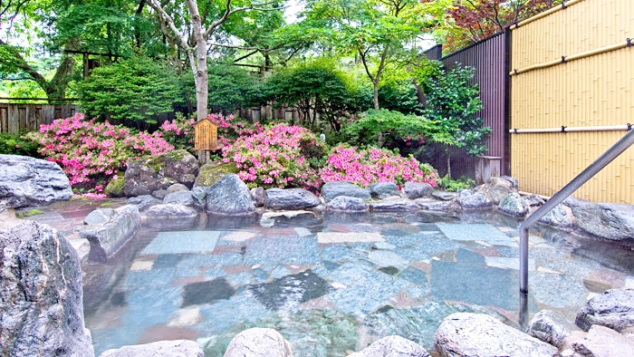 春には色鮮やかなツツジが花開き、手を伸ばせば届く密の香り。華やかな風流に包まれて。