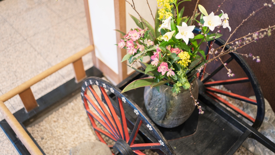 ロビーにて皆様をお迎えする花車。華やかな滞在へ皆様をお連れいたします。