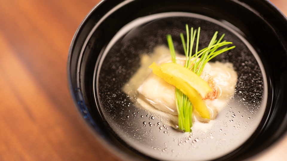 夕食の一例。かさご白菜、芽葱と柚子を添えて。