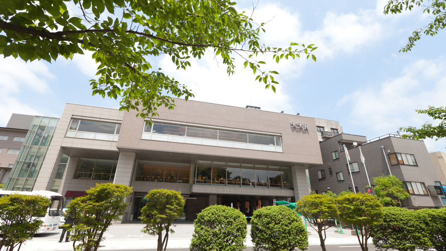 ホテル正面（新緑）