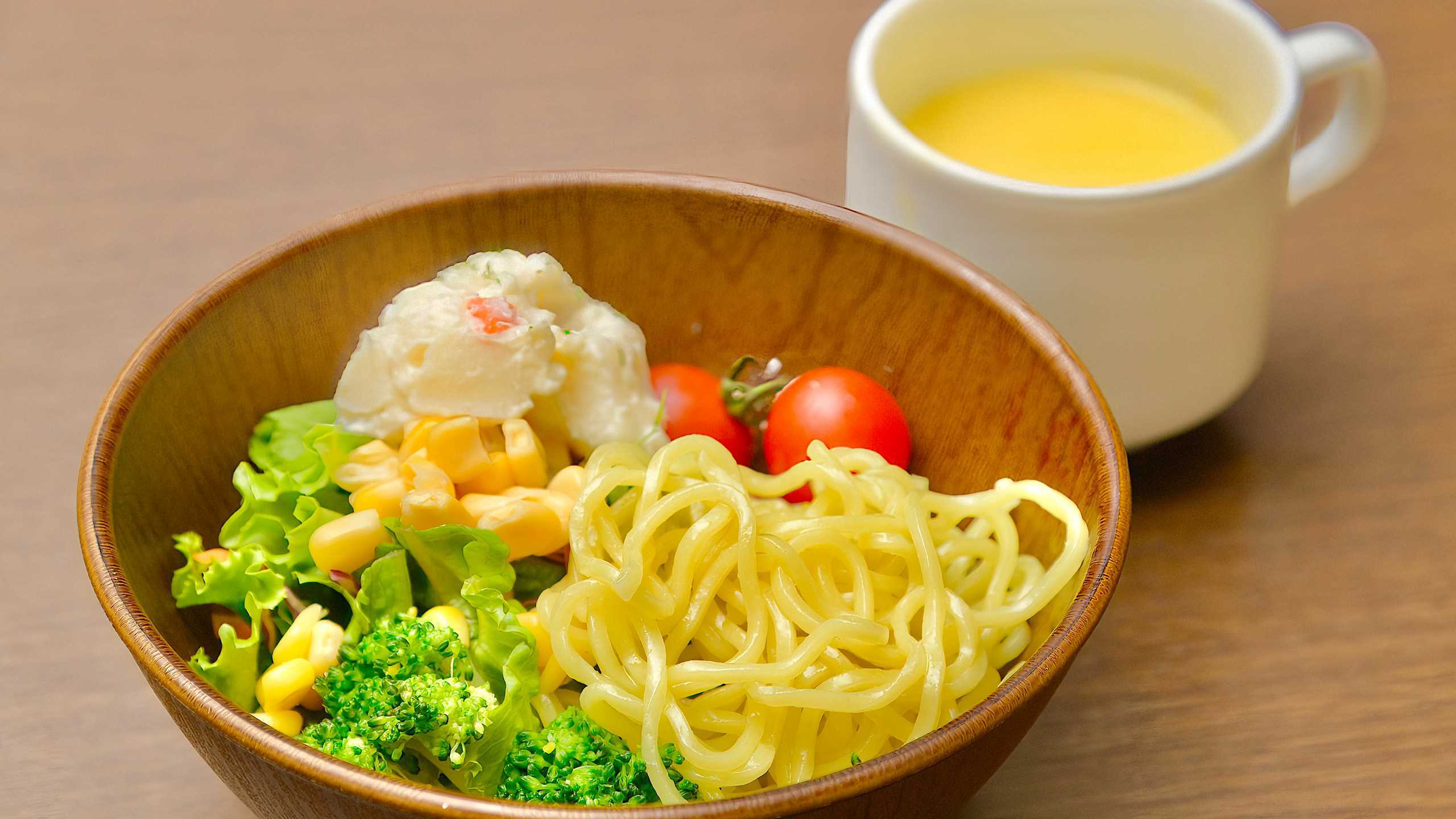 ラーメンサラダとコーンスープ