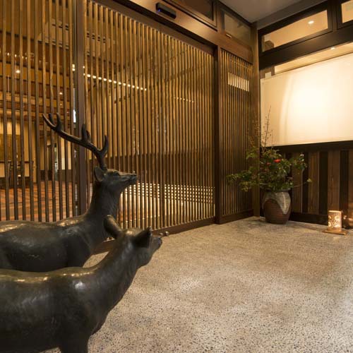 【エントランス】玄関では奈良らしく可愛い鹿がお出迎え♪