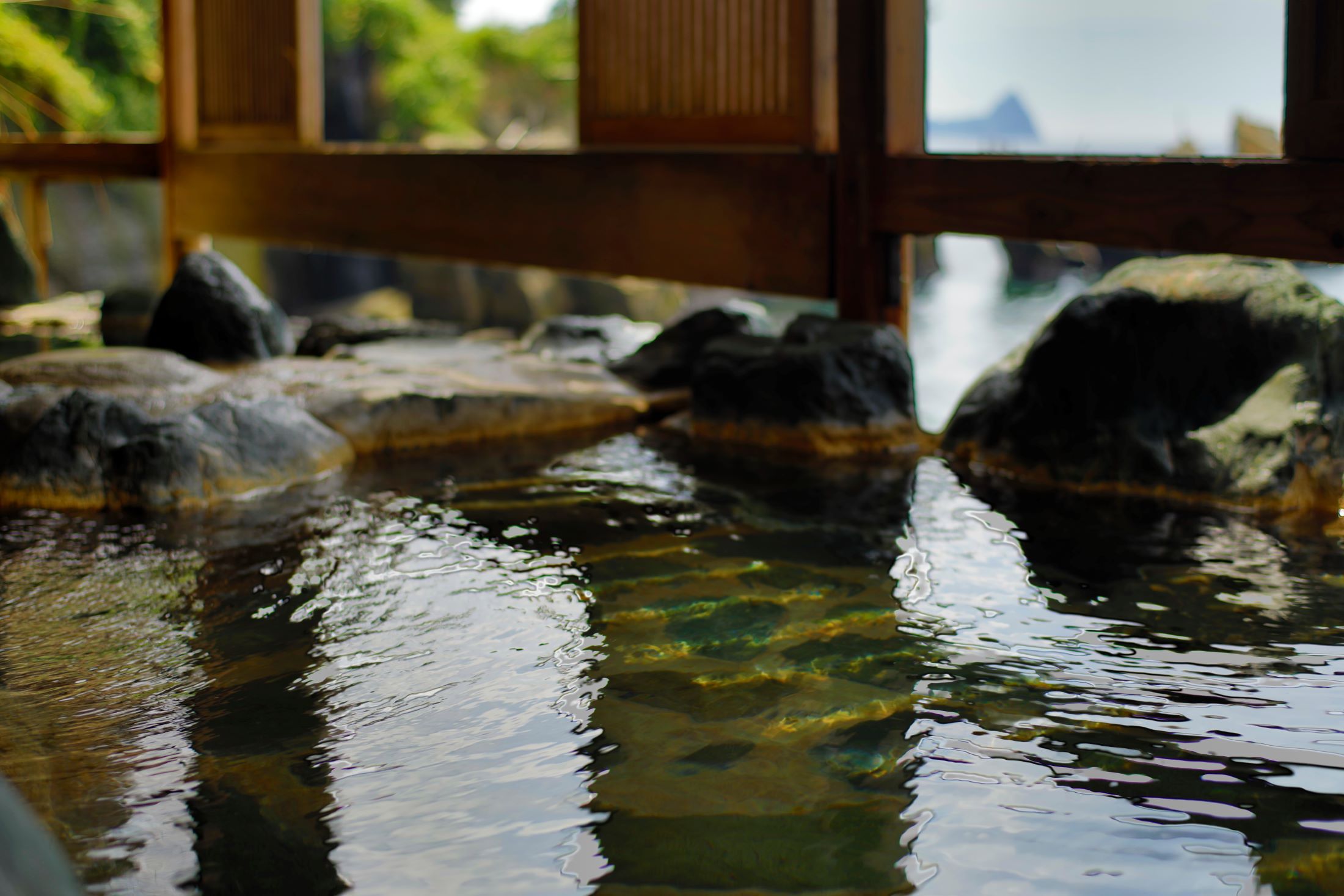 波打ち際の露天風呂(女湯)｜女性のお客様には気兼ねなく湯浴みいただく為に湯浴みのご用意もございます