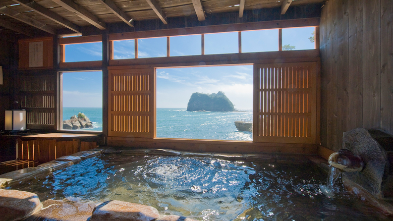 まるで隠されるように佇む海辺の温泉。［貸切風呂「だんらん」］