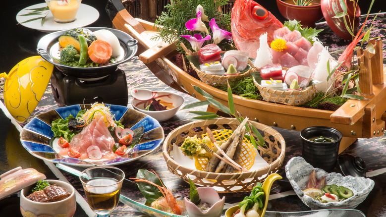 素材の彩り豊富な磯の会席料理（夕食の一例）