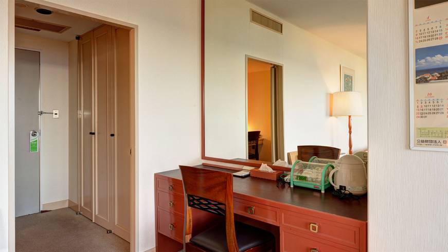 *客室一例【スペシャルツイン】当館内に1室限定の特別室です。大きな鏡のあるデスクもご用意。