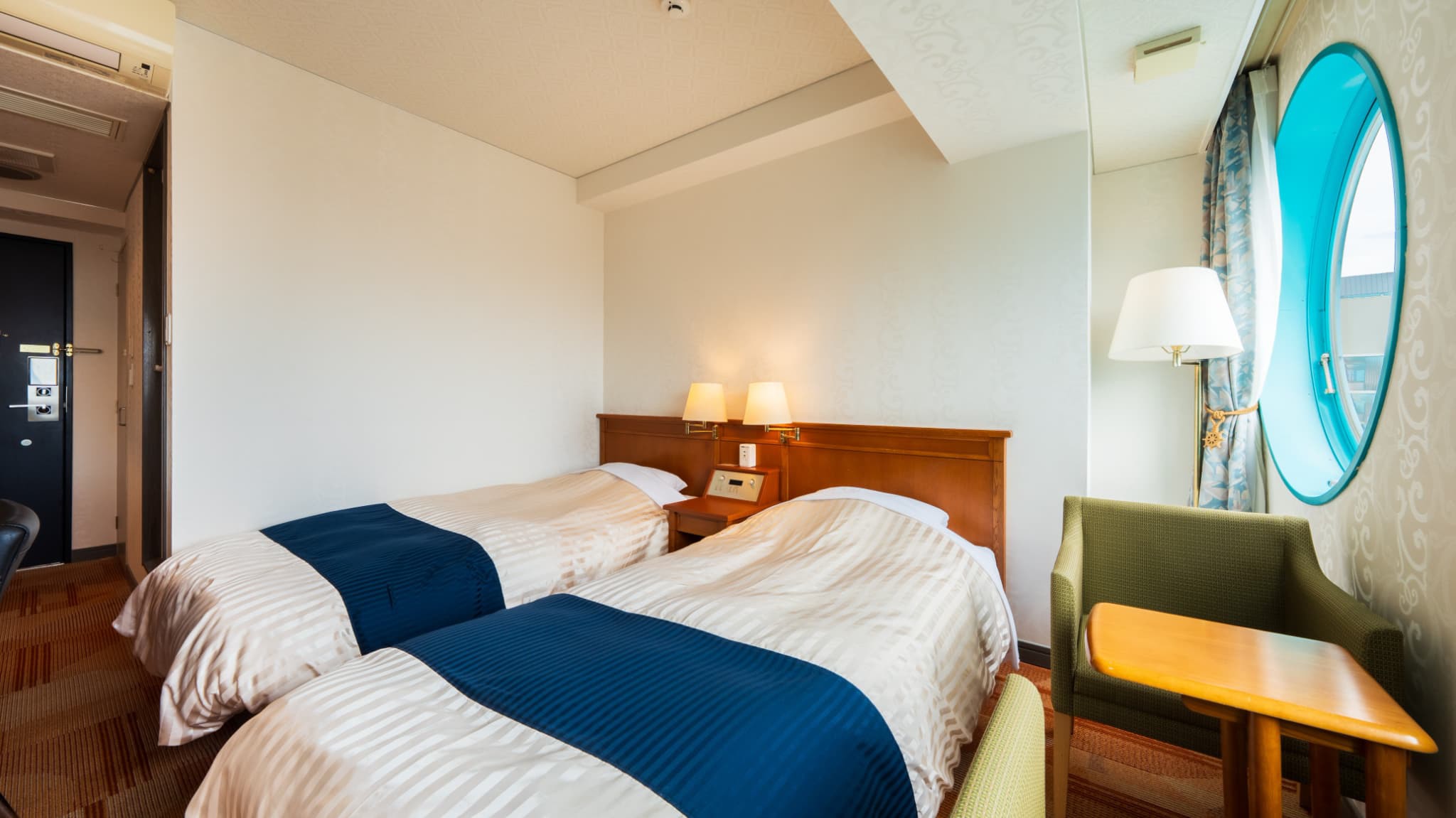 ツインC（18㎡） 最上階丸窓・海側シティービュー