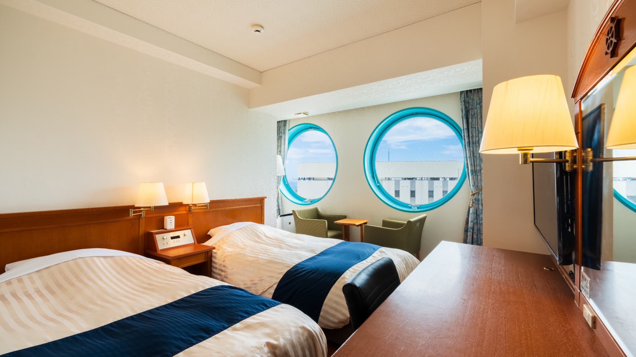 ツインC（18㎡） 最上階丸窓・海側シティービュー