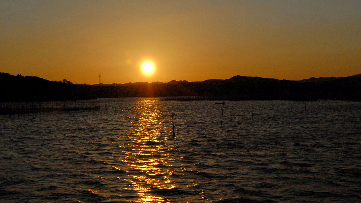 *的矢湾に沈む絶景の夕陽