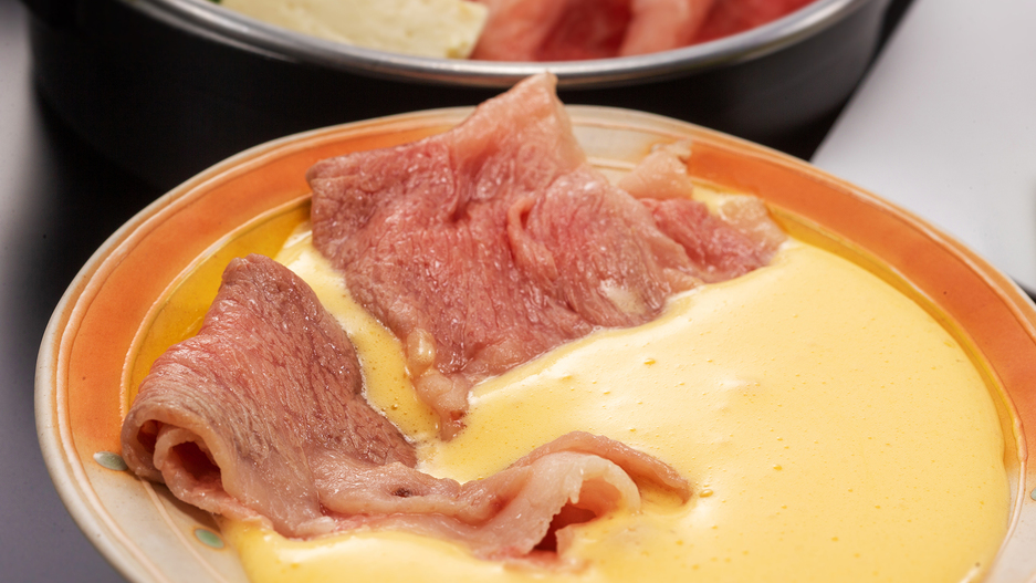 “;濃厚なホイップ卵黄”;を付けて食べるオリジナルすき焼き。こだわりお肉の新しい味わい方。