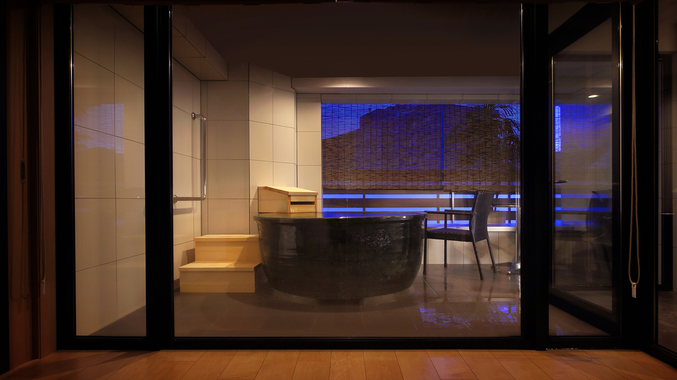 露天つきプレミアムスイート＜リニューアル＞室内と温泉に間を作らない湯浴みを身近にさせるデザイン
