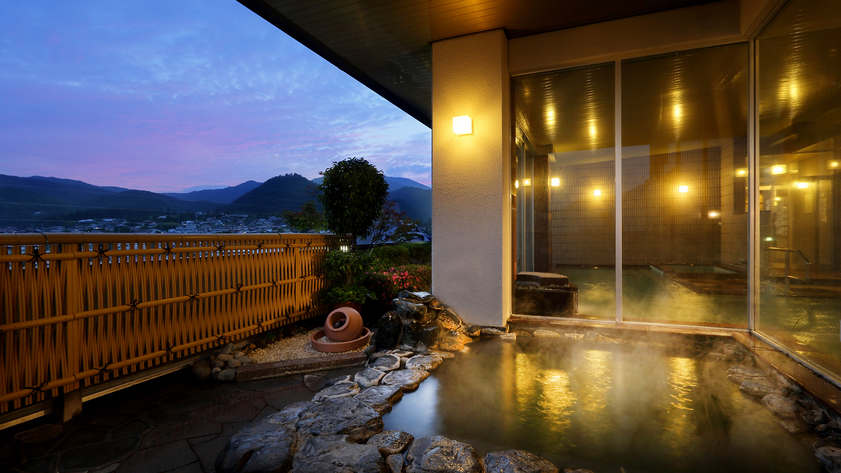 当館の眺望露天風呂は眼下に広がる『かみのやまの情景』を存分にお楽しみ頂けます