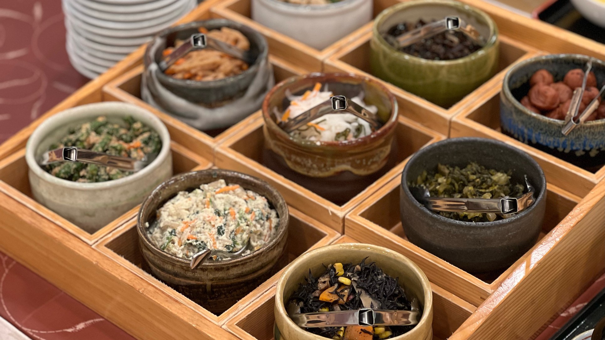ご朝食一例（和食：かつお梅・刻み高菜漬け・ひじきサラダ・レンコンきんぴら・インゲンごま和えなど）