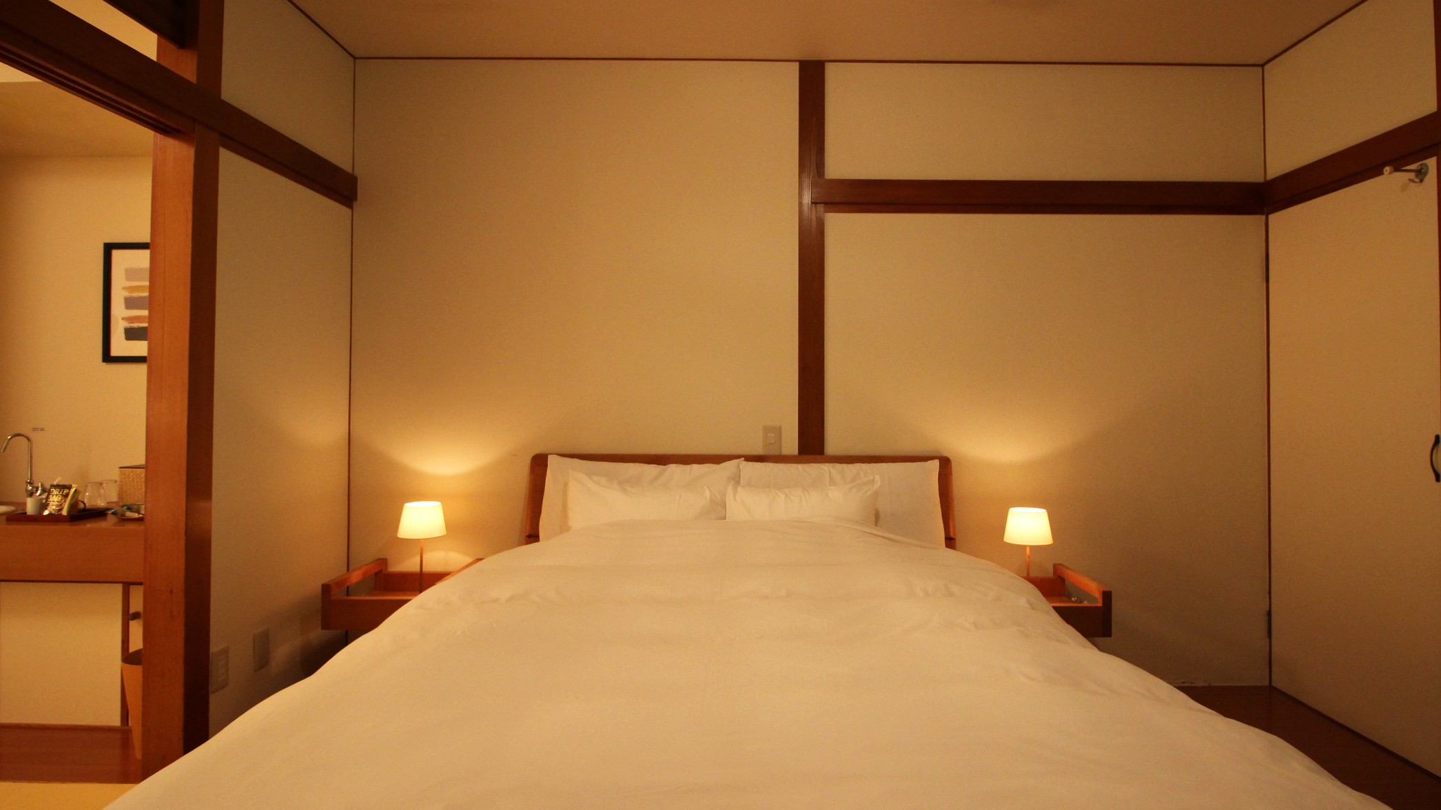  TomoyaHotel©; room 