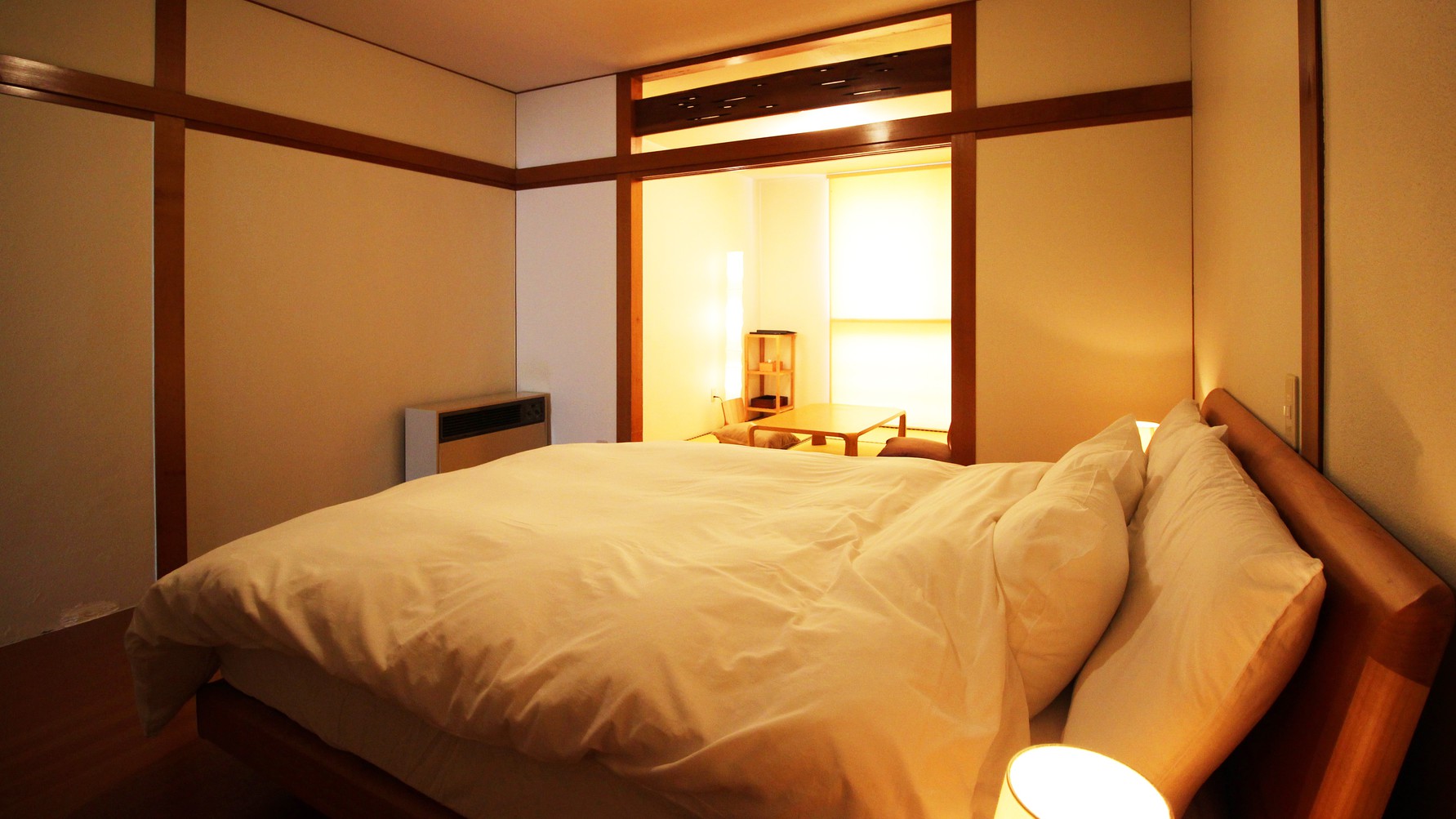  TomoyaHotel©; room 