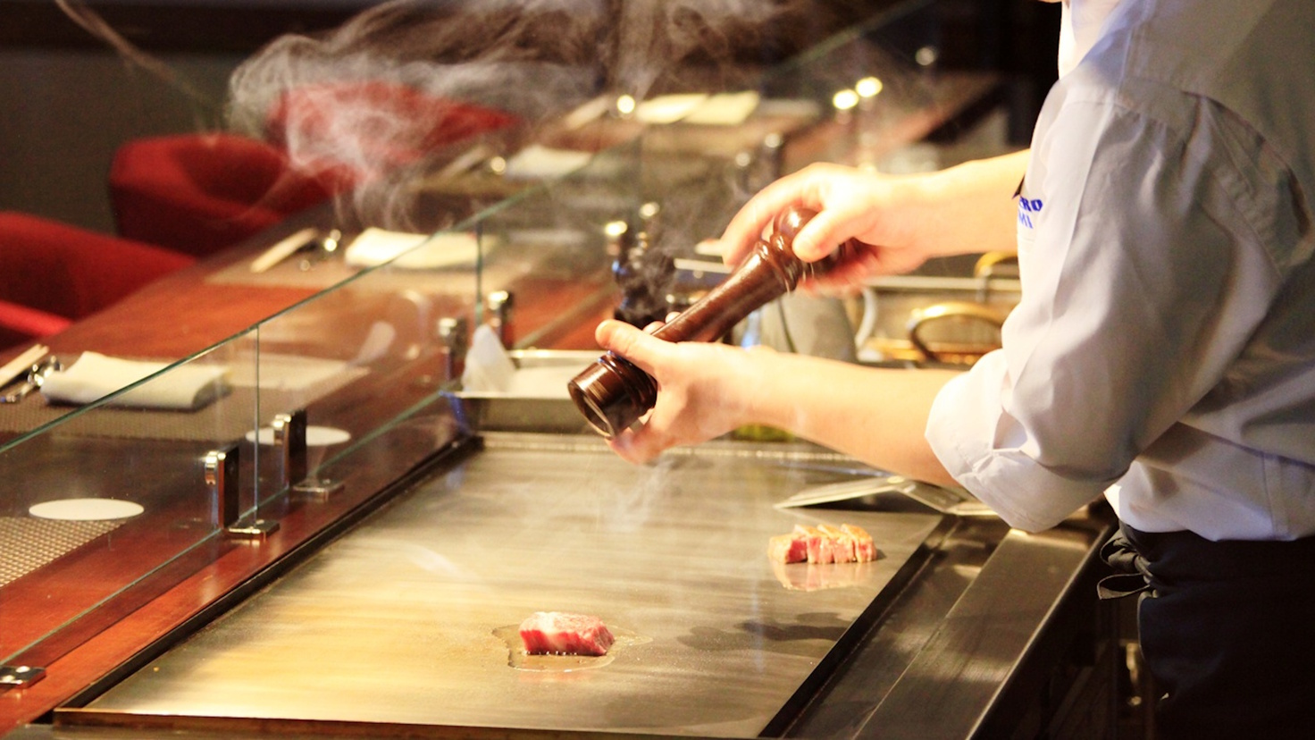 【ご夕食】メインのお肉は料理人が鉄板カウンターで調理いたします※一例