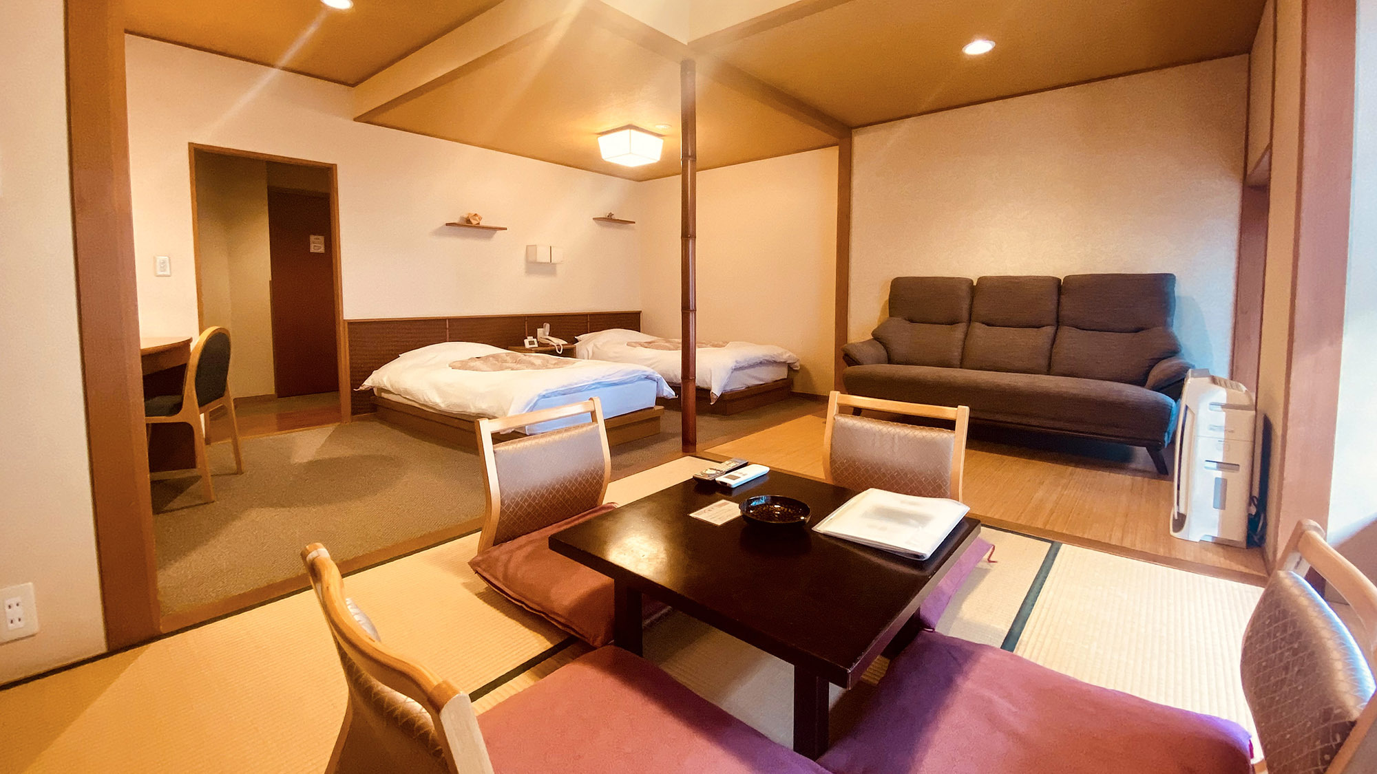 ・【和洋室Ｂ】ツインベッド＋お茶の間スペース（7畳）最大4名様迄宿泊可の広々としたお部屋です。