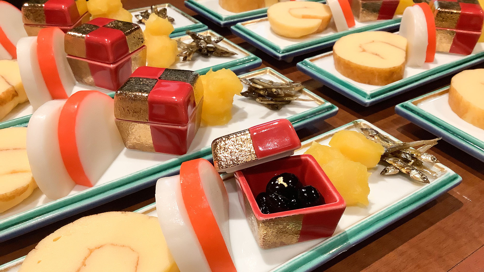 ・【年末年始食事一例】新年を祝うおせち料理。色とりどりで華やかです