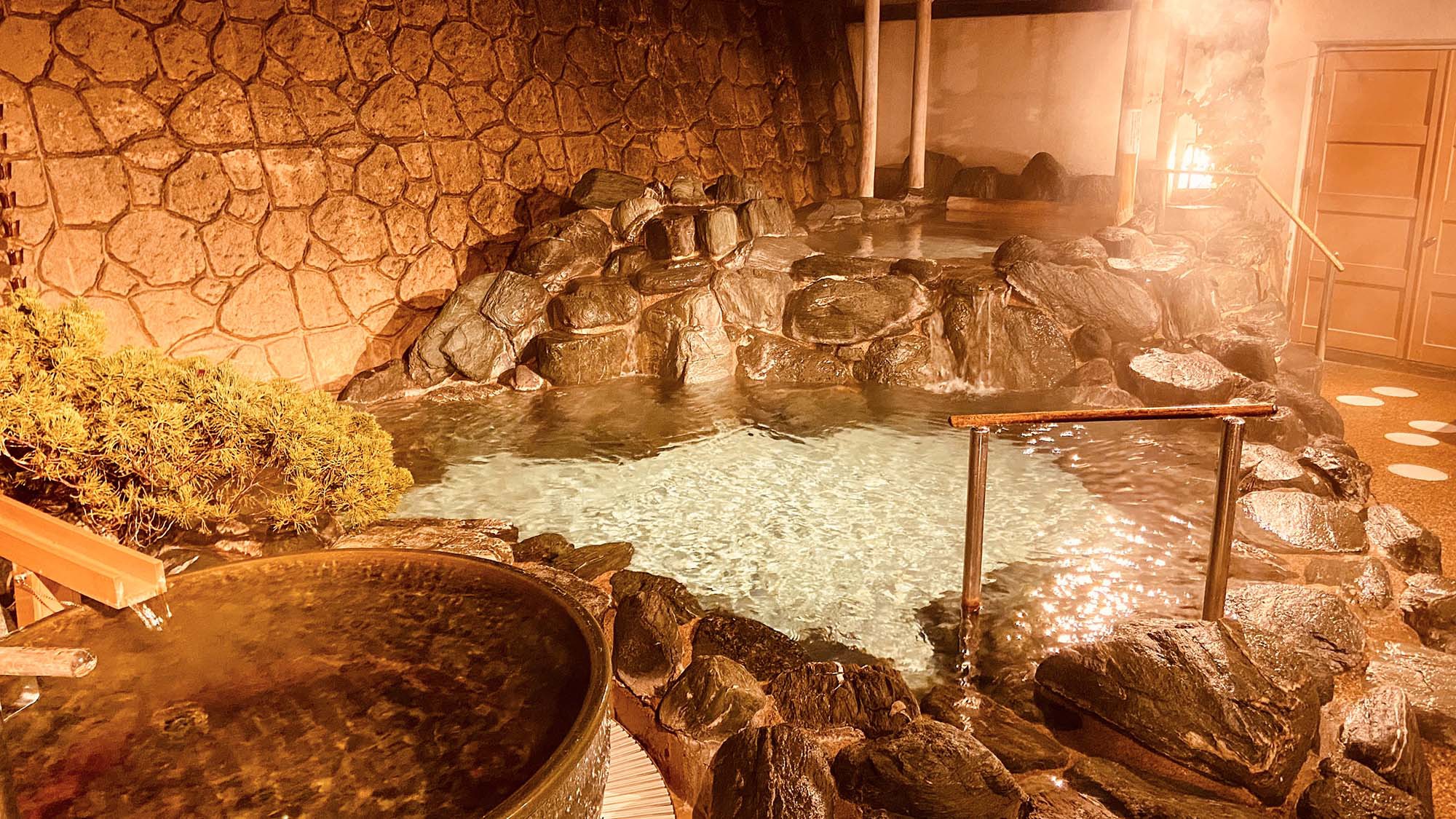 ・【水明の湯】男湯露天風呂。アルカリ性単純泉と湯野浜温泉古来の塩化物泉をご堪能ください。