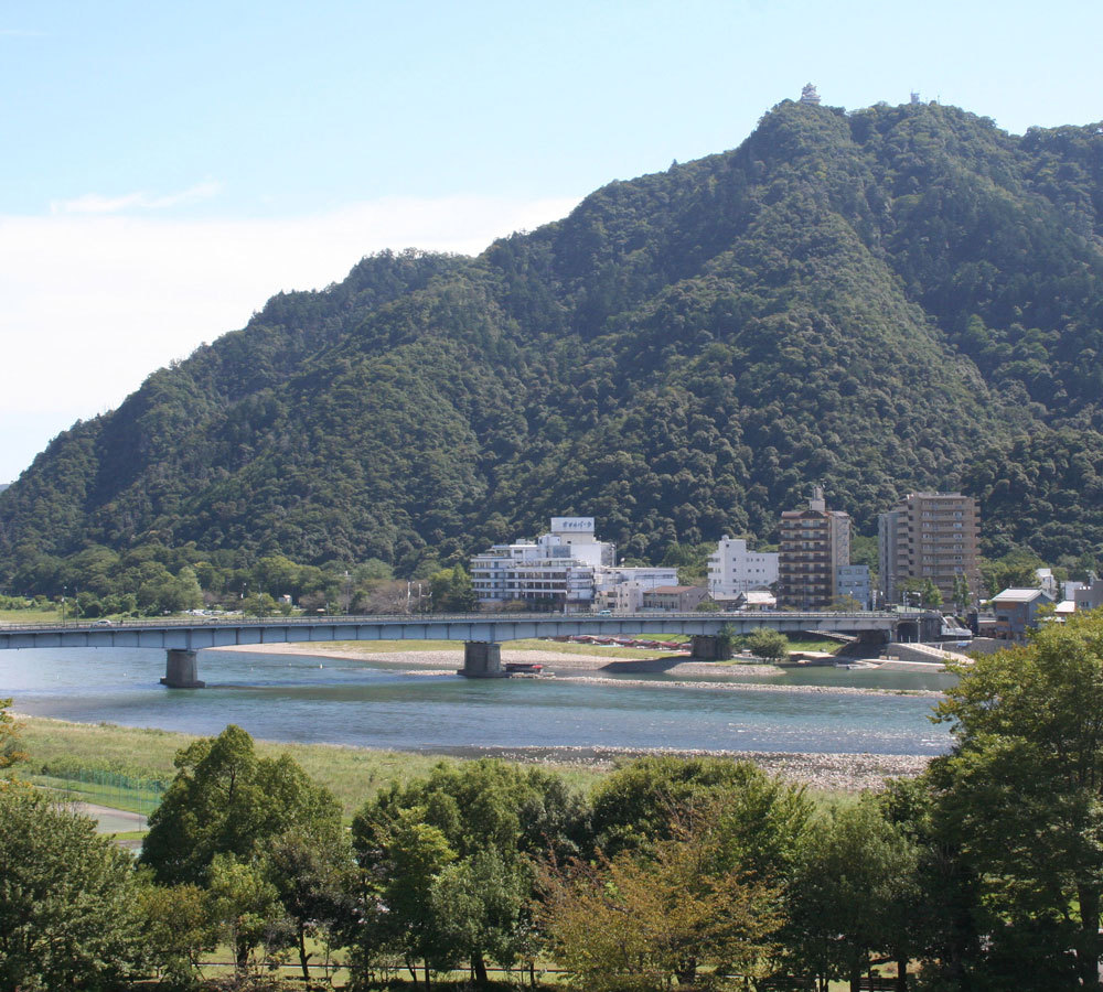 【清流長良川と金華山】