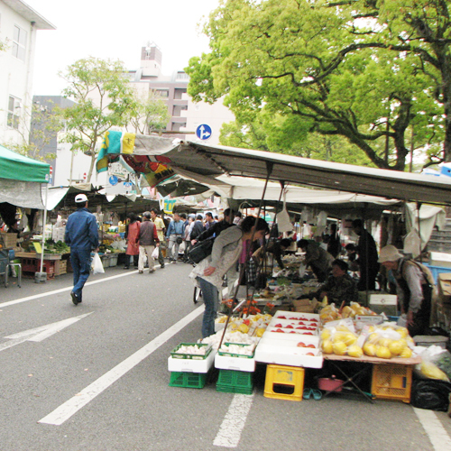 土佐の日曜市当館より徒歩10分
