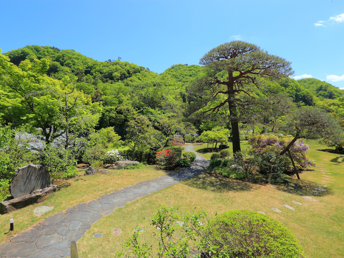 お部屋からも庭園に咲く四季折々のお花を眺められます。庭園にある3つの句碑にも注目です！