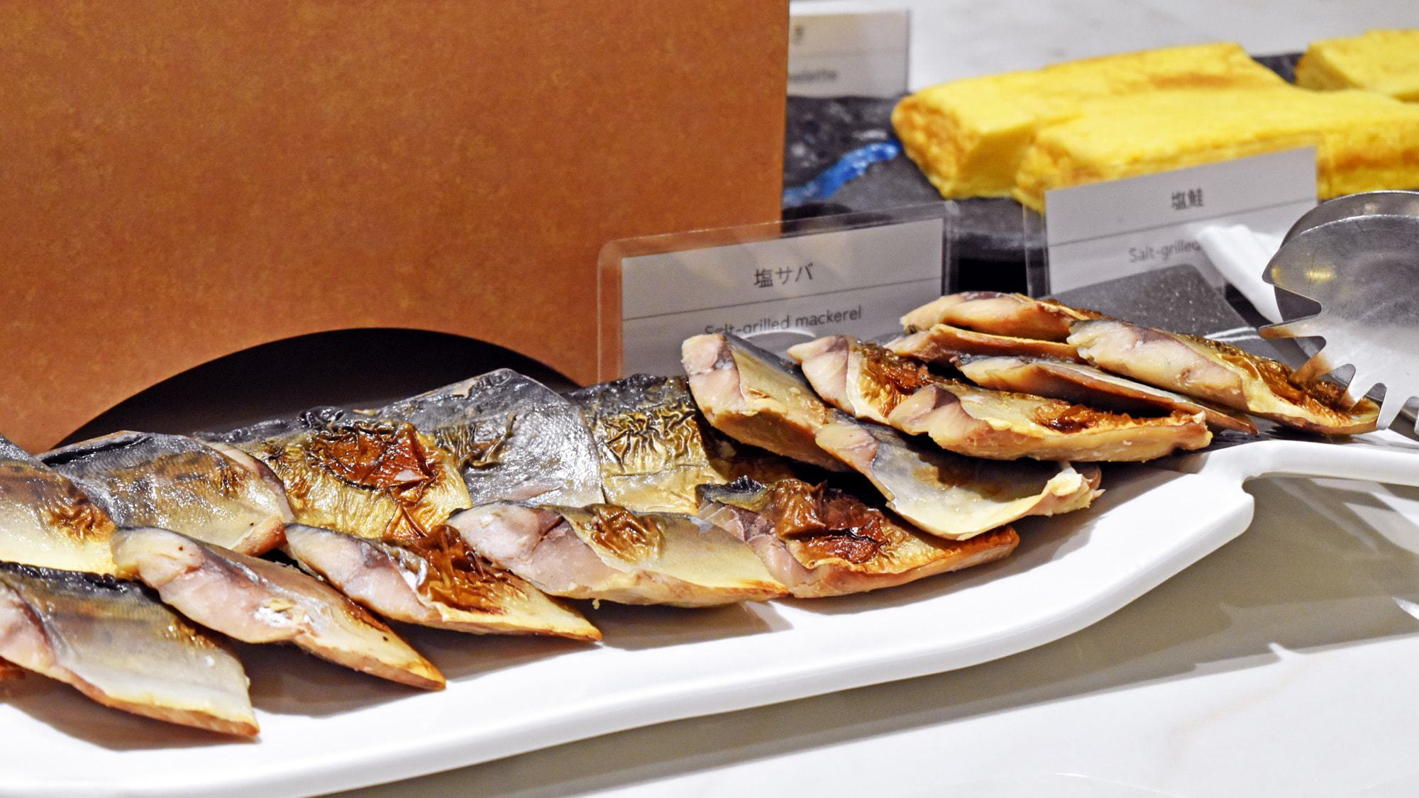 【朝食】焼き魚が二種類用意されていることも