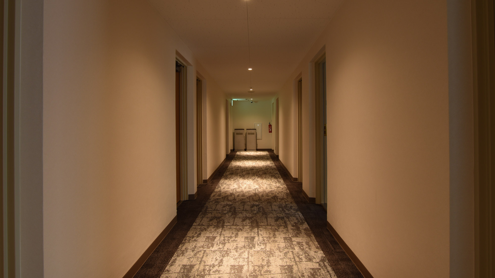 【廊下】落ち着いた雰囲気の館内