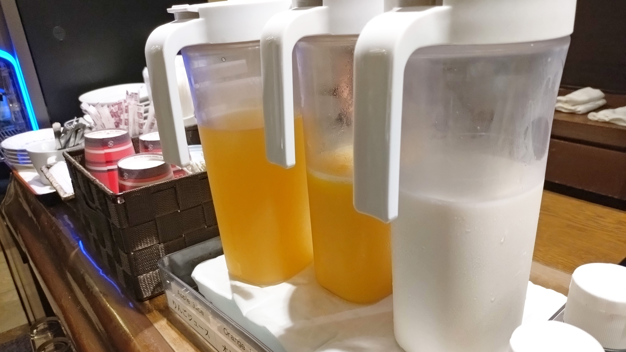 【朝食】牛乳と多彩なジュースでさっぱり爽やかなスタート