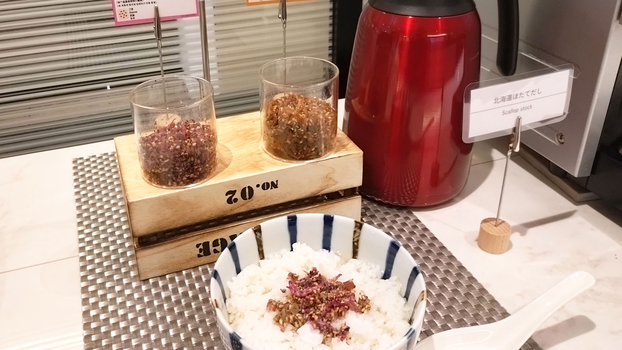 【朝食】ごはんのおともに色々なふりかけ。お茶漬けでもお楽しみください。