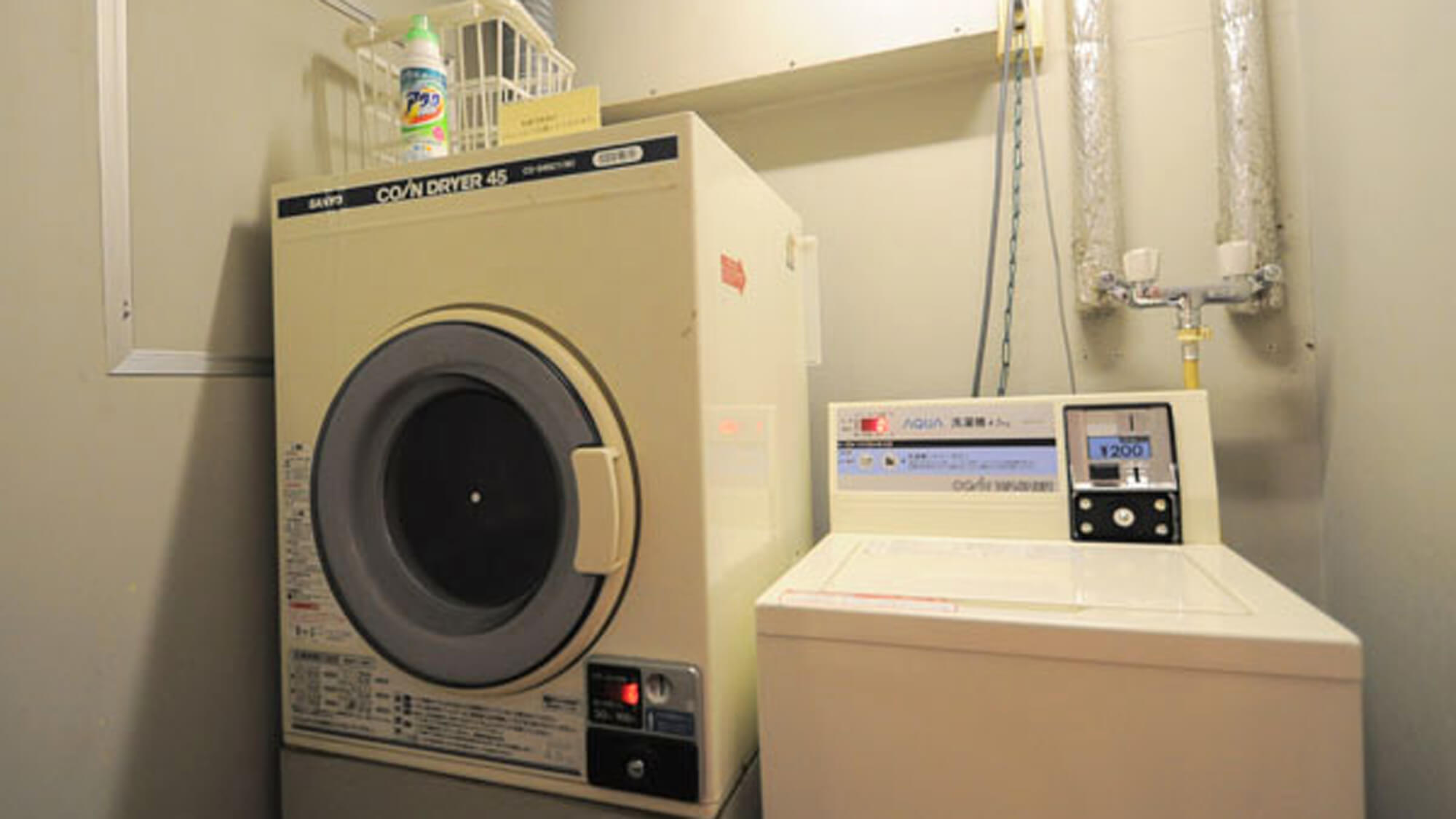 【コインランドリー】洗濯機：200円回、乾燥機：100円30分。洗剤はフロントで販売しています。