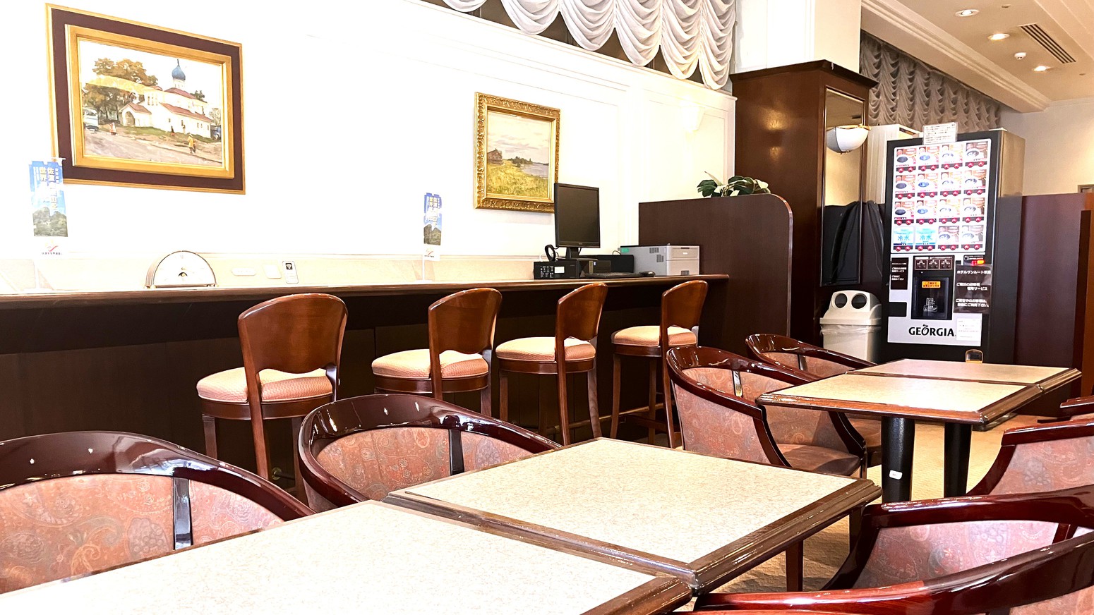 【ラウンジ・1階】Wi-Fi接続無料宿泊のお客様はご自由にお使い頂けます。