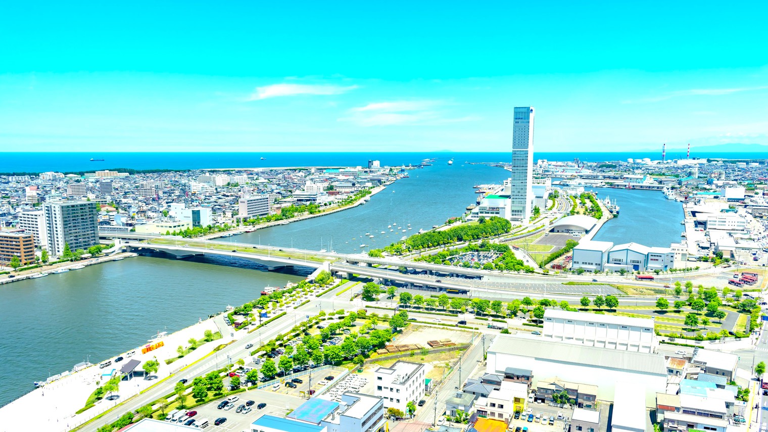 朱鷺メッセや佐渡島行きのフェリー乗り場がある佐渡汽船まで車で約15分。