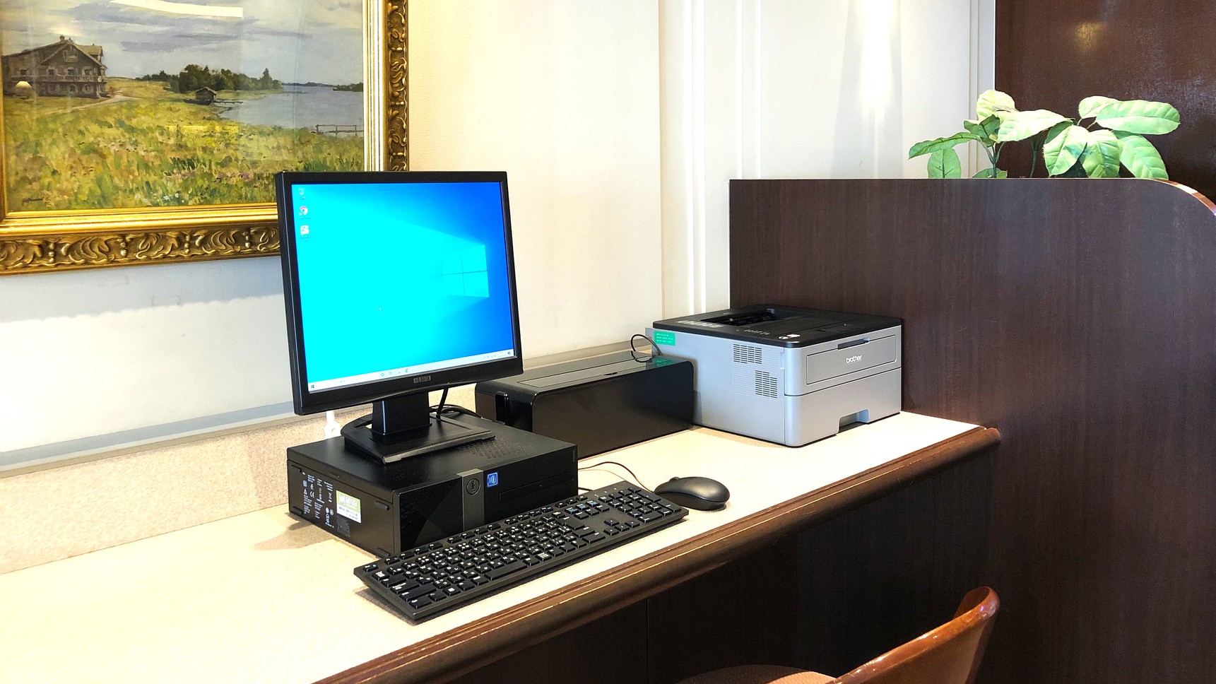 インターネットコーナー 1階ラウンジにございます。プリントアウト（モノクロ）も可能です。