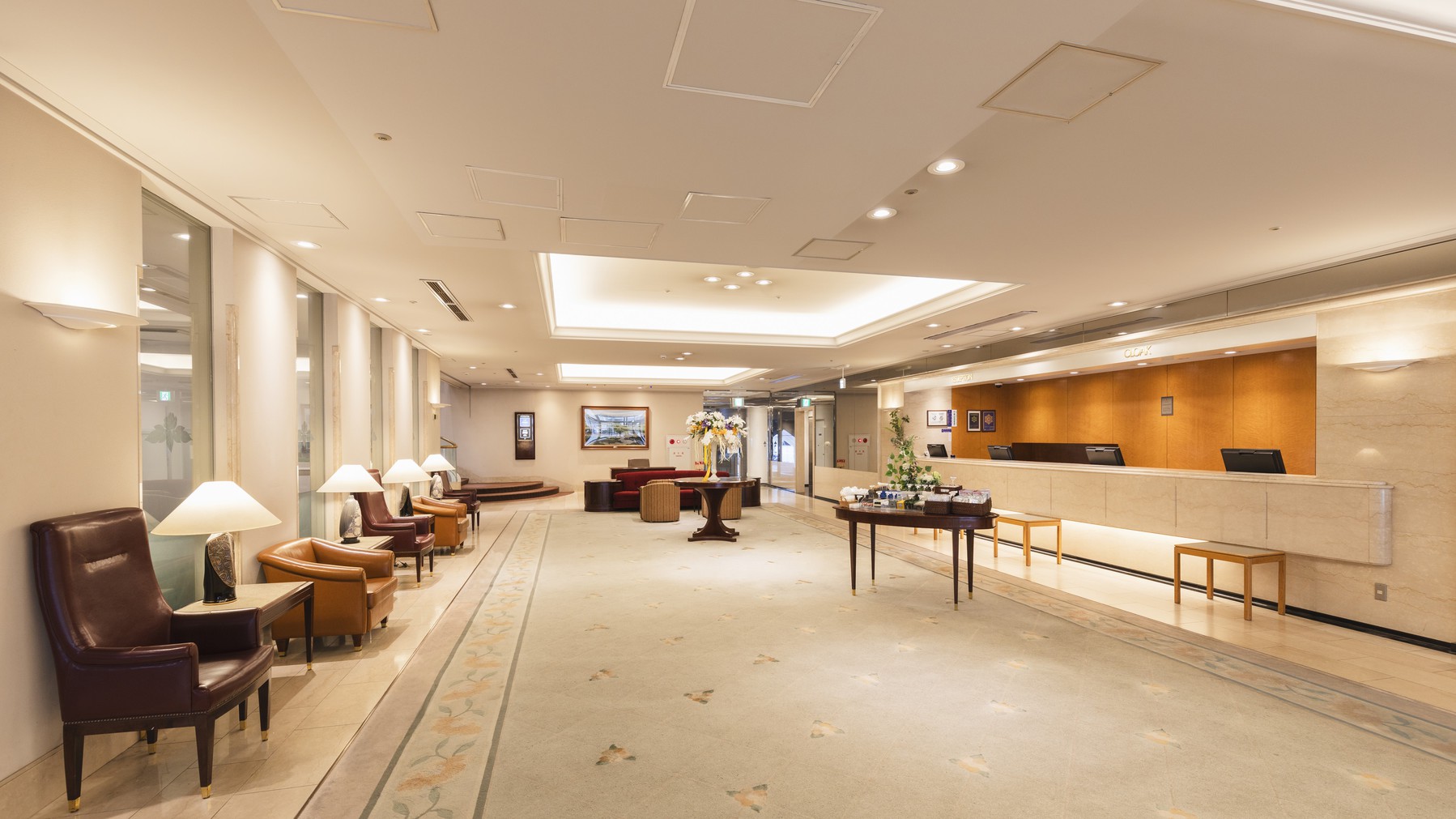 ロビー・フロントは1階にございます。旅の疲れや仕事の疲れもほっと一息つける広々したロビー♪