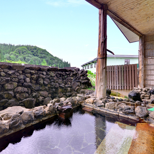 *新館大浴場（露天風呂）/自然の息吹を肌で感じながら浸かる天然温泉。癒しのひと時をお過ごし下さい。