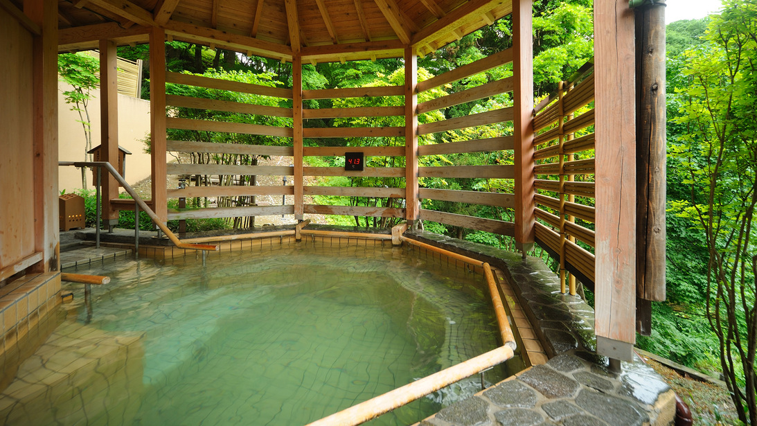 森の湯 立湯露天風呂「満天の湯・月」※1m〜1m30cmの水深で、浮遊感の中で温泉をお楽しみください