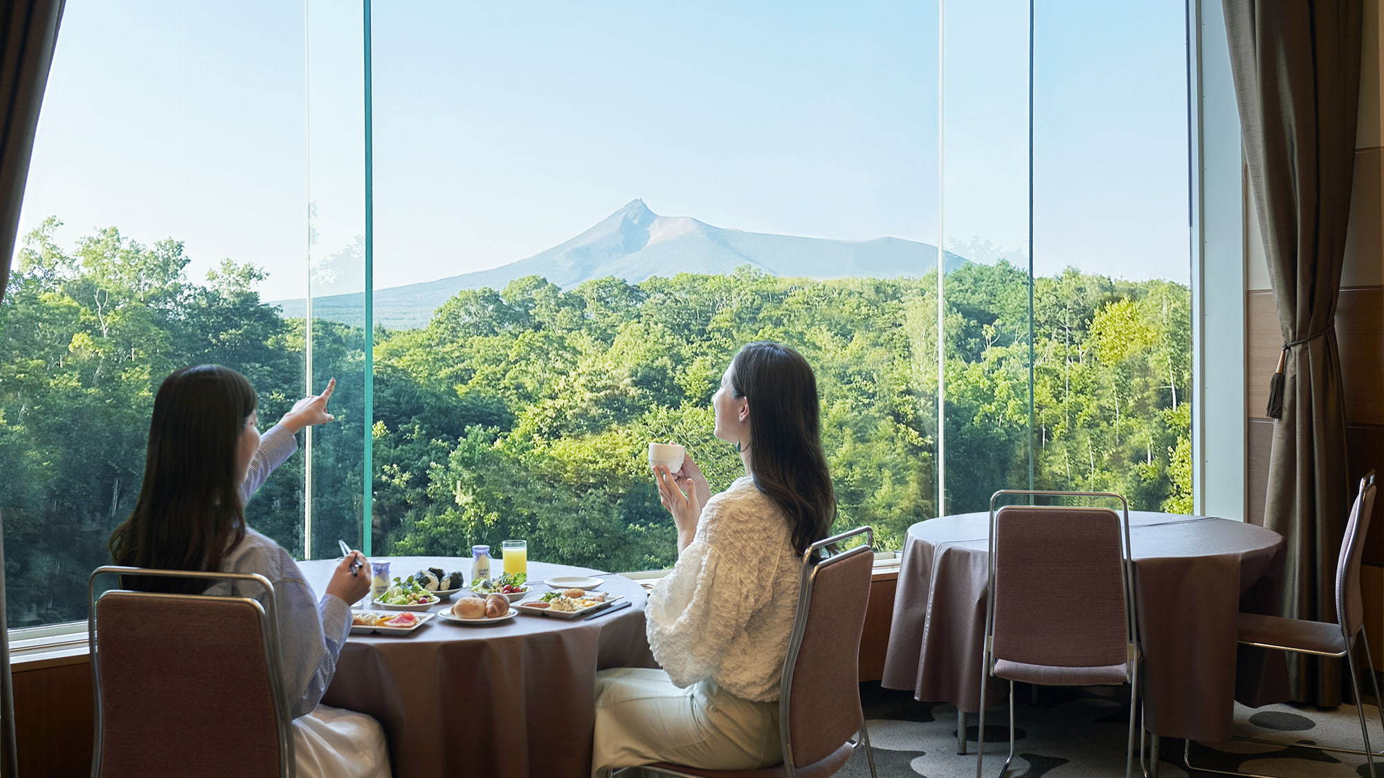 【朝食ブッフェイメージ】 会場の壁一面の窓越しには秀峰「駒ケ岳」の美しい景観がご覧いただけます。