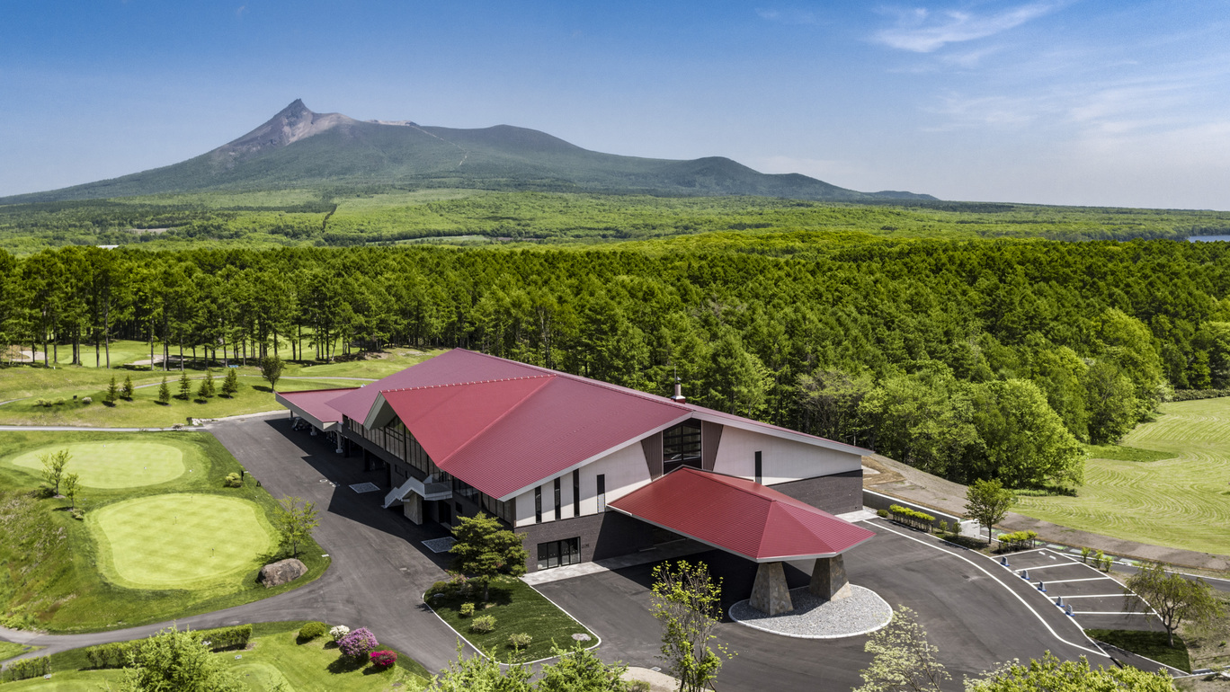 【北海道カントリークラブ】秀峰駒ヶ岳を望み景勝地大沼国定公園に広がるゴルフコースです。