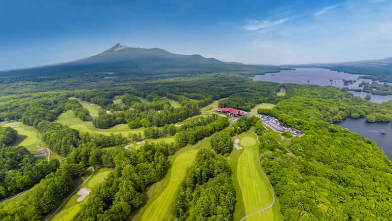 【北海道カントリークラブ】秀峰駒ヶ岳を望み景勝地大沼国定公園に広がるゴルフコースです。