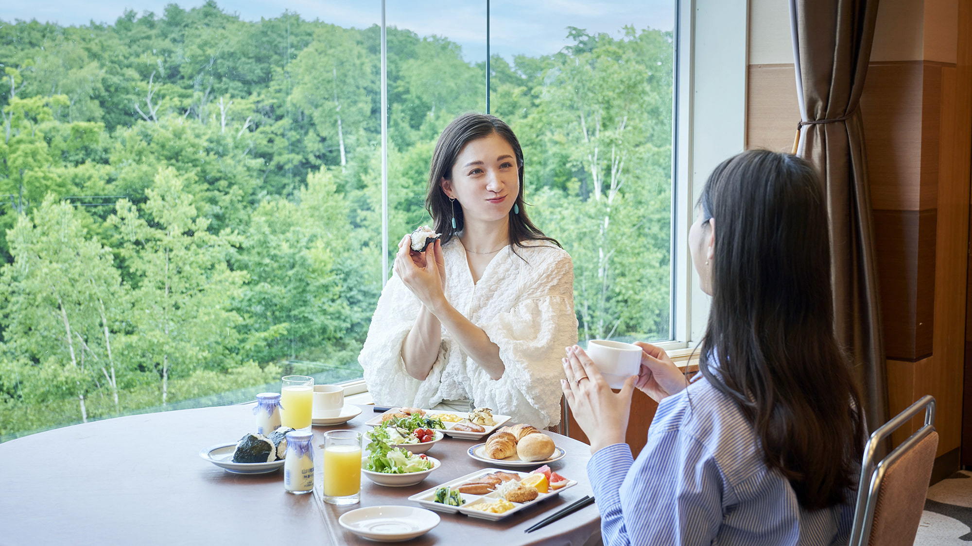 【朝食ブッフェイメージ】シェフがセレクトをした海の幸、山の幸を使った多彩なブッフェ。 