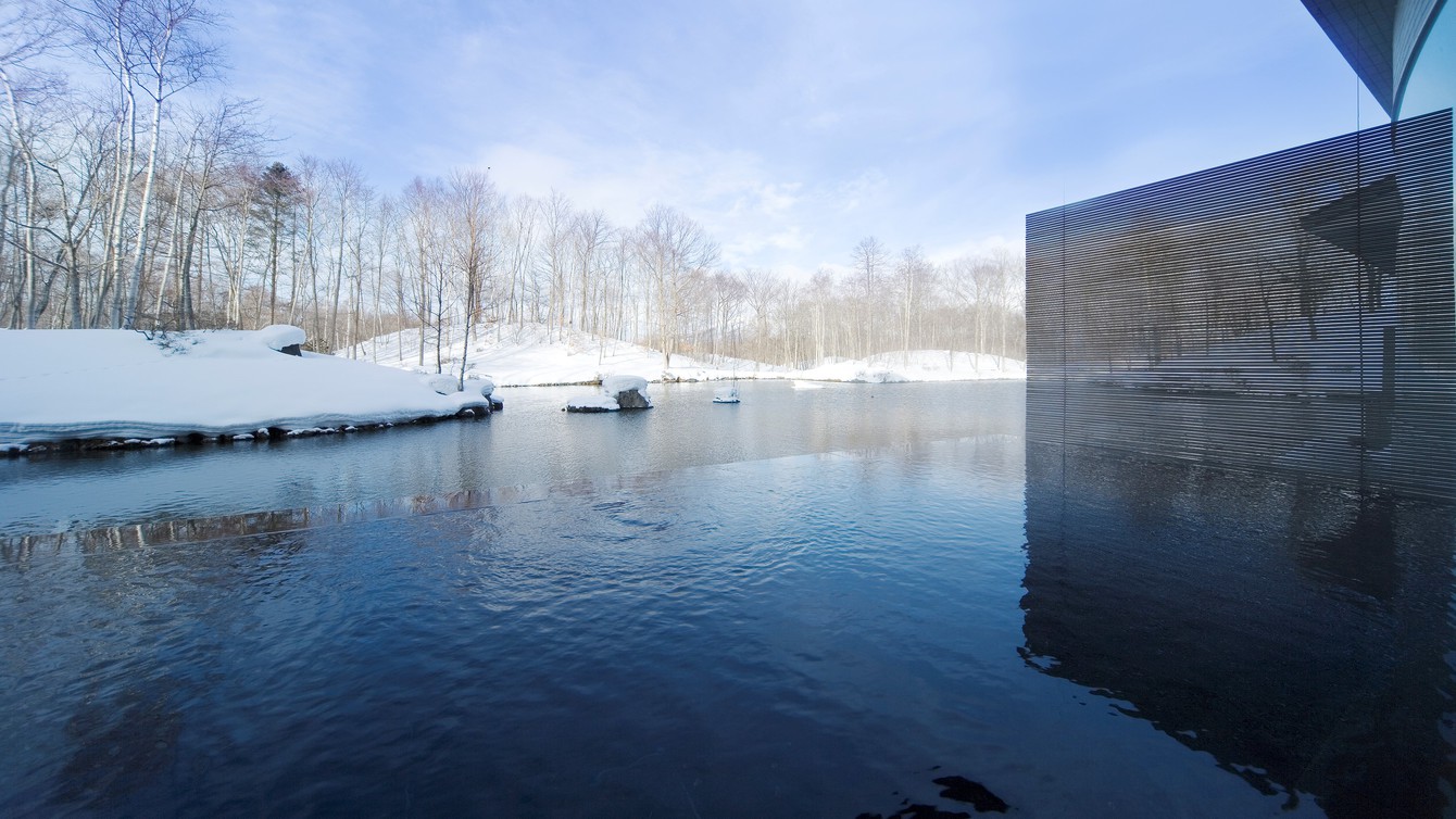 【西大沼温泉森のゆ】美しく雪化粧された景色を眺めながら、心やすまるひとときをお過ごしください。