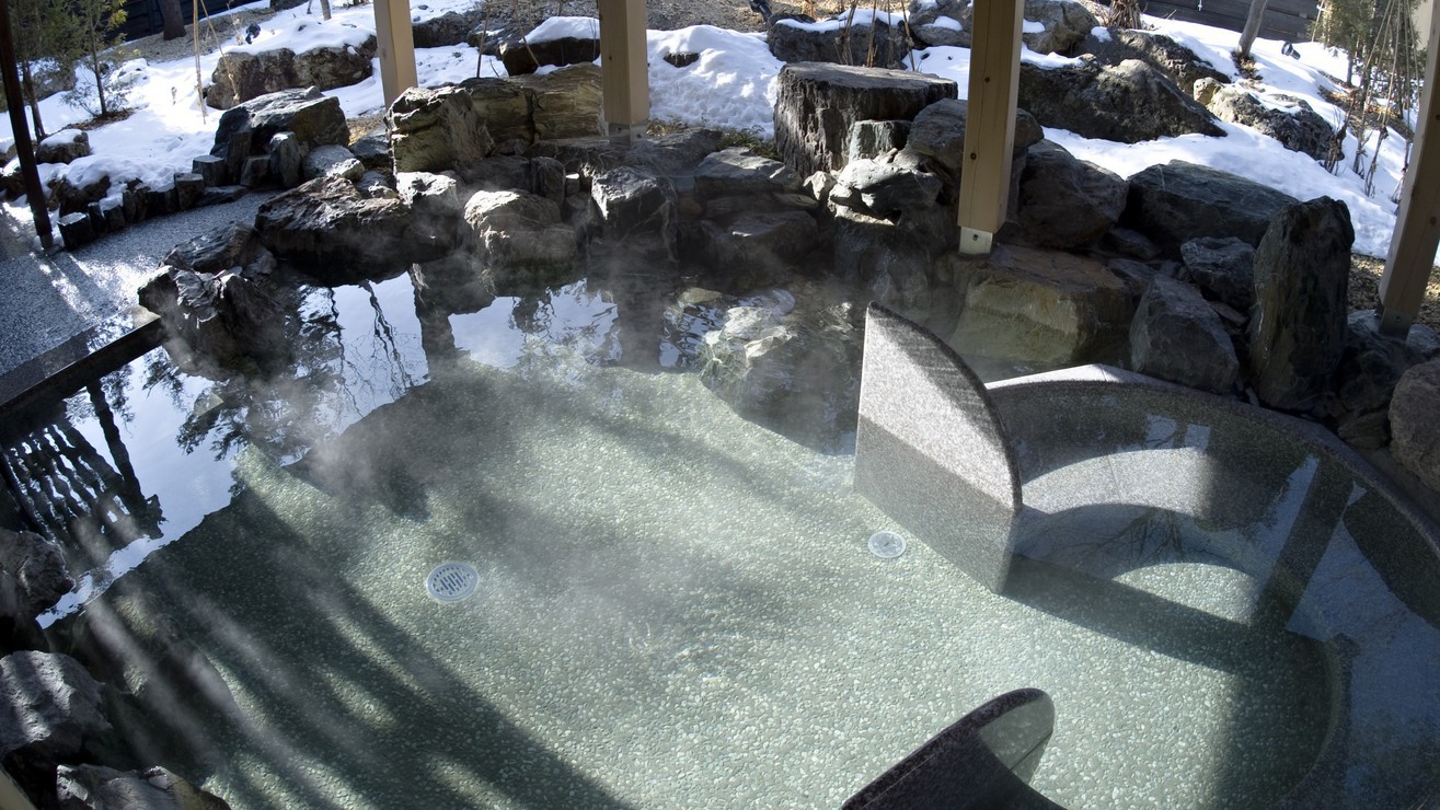 冬の露天風呂／お湯の柔らかさとしっとり感から“;美人の湯”;と呼ばれる支笏湖温泉